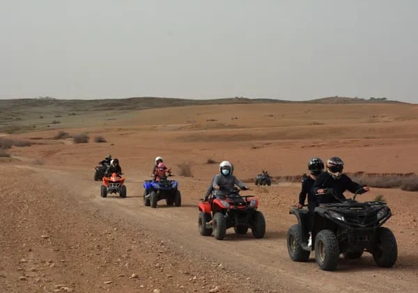 Partez pour une aventure de 2 heures en Quad 450cc et découvrez la splendeur du désert d'Agafay sous le soleil de Marrakech !