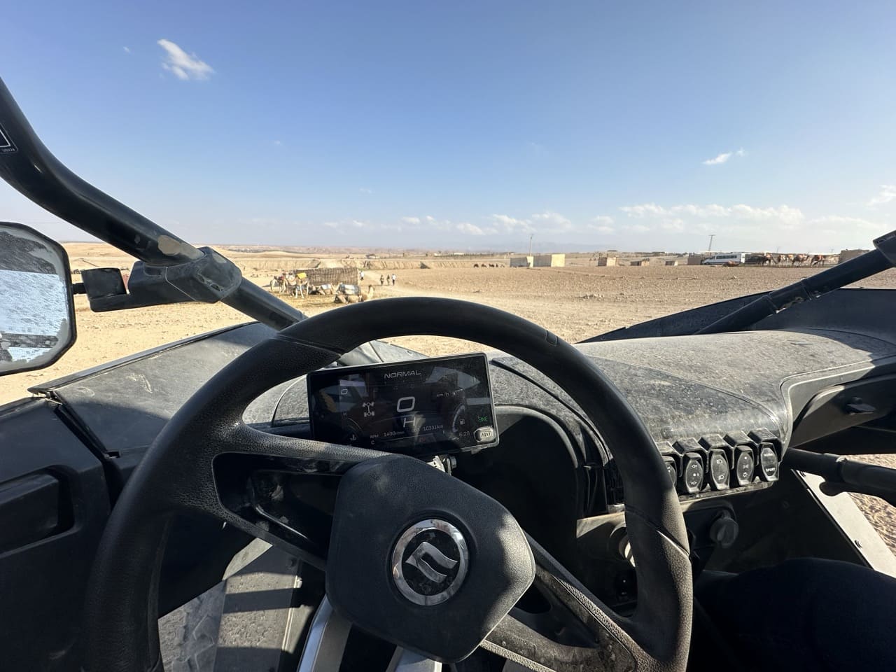 Venez vivre une aventure de 1 heure en buggy 1000cc au cœur du désert d'Agafay, une expérience immersive inoubliable au milieu de paysages spectaculaires