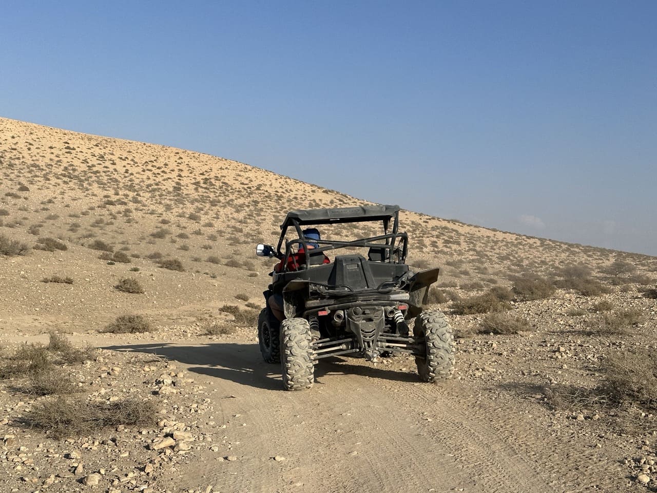 Explorez le désert d'Agafay en buggy 1000cc : une aventure inoubliable de 2 heures pleine de sensations et d'évasion