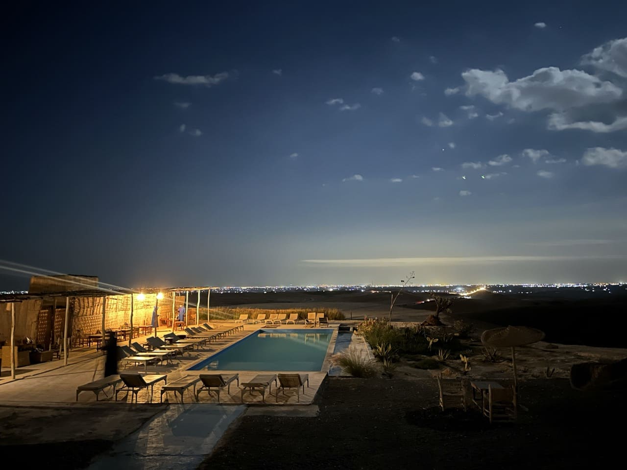 Offrez-vous une expérience gastronomique unique dans le désert d'Agafay avec notre package dîner-spectacle, incluant un accès à la piscine