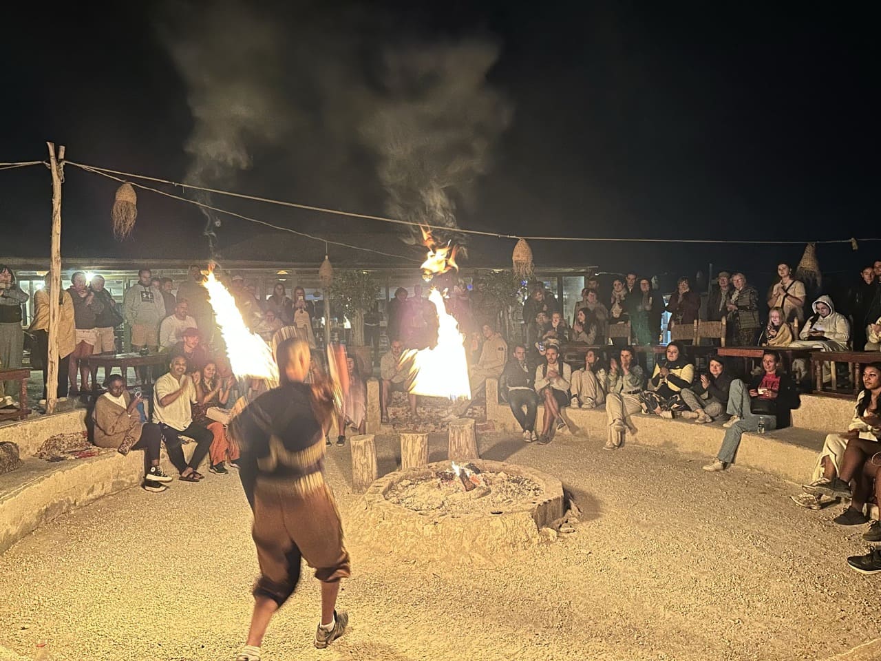 Découvrez le désert d'Agafay tout en savourant un déjeuner accompagné d'un spectacle, avec accès à la piscine inclus