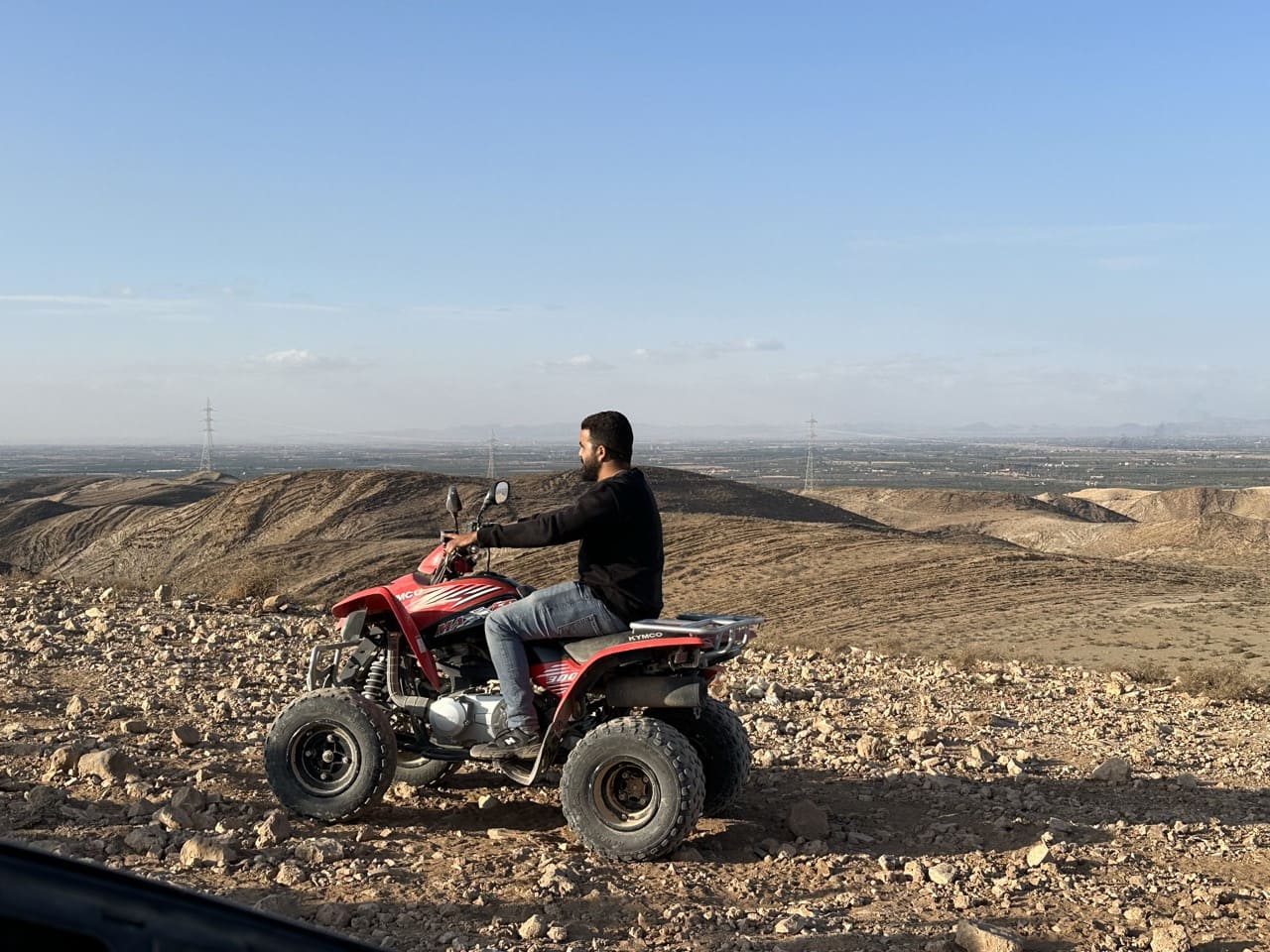 Partez à la découverte d'Agafay en Quad 300cc pour une aventure de 3 heures inoubliables.